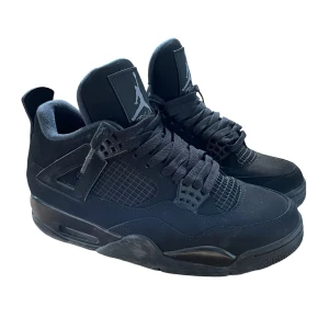 Jordan 4 - Retro Black Cats - Säljer dessa fina skor för ett bra pris. Dom här Black Cats har inte det materialet som dom flesta har det är för att den här är från ungefär 2007-2009 då den är en äldre Black Cats ”modell”. Skorna är väldigt bra och har bara använt dom 4 gånger.
