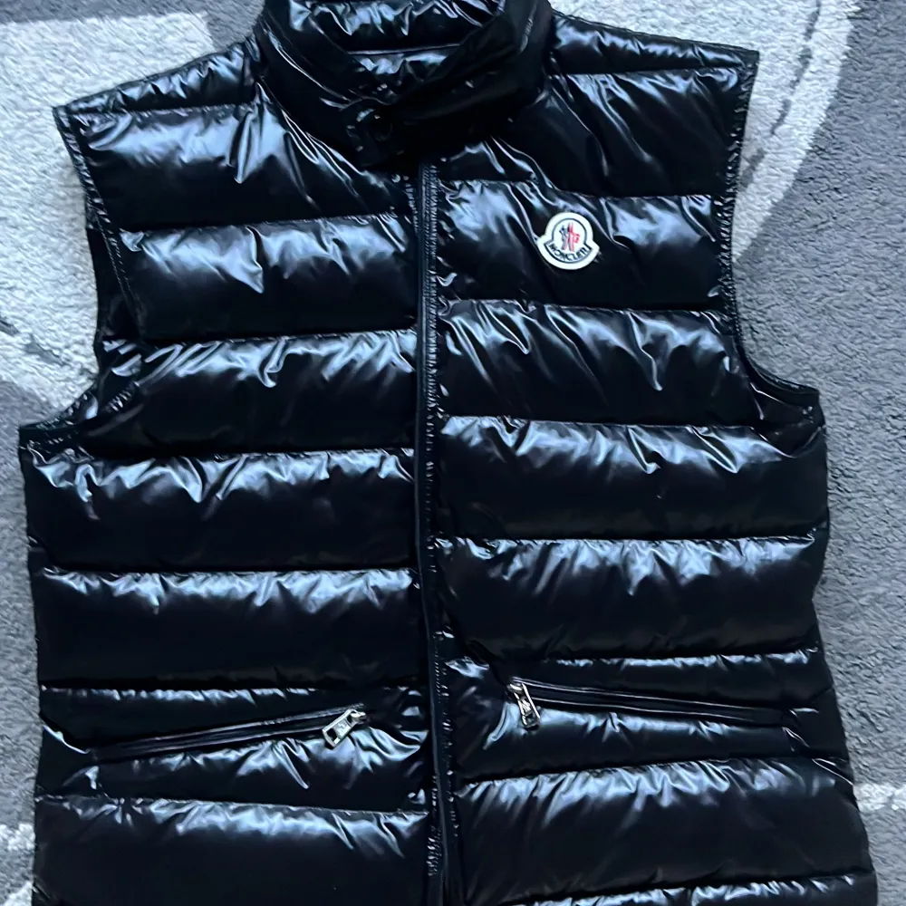 Moncler väst använd 1 gång är som helt ny men drag kedjan är lite konstig men funkar kom Privat för mer info. Jackor.