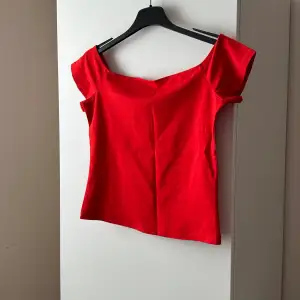 Röd fin T-shirt, halvt off shoulder 