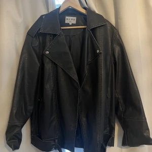  Läder jacka   - Så cool oversized skinn jacka från NA-KD i storlek 32:). Stor i storlek 