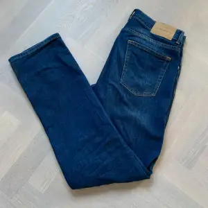 Säljer mina schyssta J. Lindeberg jeans super bra skick, använda fåtal gånger. Stl 29/32, regular fit - Cody.  Nypris 1600kr Hör av er om ni har frågor eller annat Pris kan diskuteras vid snabb affär💸