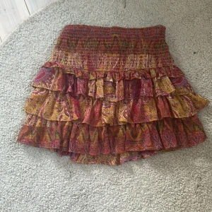 Zara kjol - Säljer för att inte använder längta ganska bra skick utom att tåget gått upp lite vid dragkedjan går ändå att stänga som vanligt 