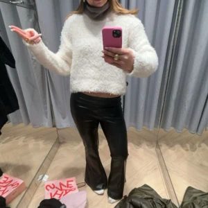 Tröja från Hm  - säljer denna lite kortare tröjan från hm som är i ett as snyggt material! Lappen i tröjan är borta men skulle säga M möjligtvis S! andvänd några få gånger