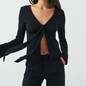 Tie top Gina Tricot  - Jag säljer den då det inte kommer till användning, köpte den för en månad sen och använt några få gånger, bra skick, hör av er för fler bilder eller frågor💕passar mig som vanligtvis använder S/XS