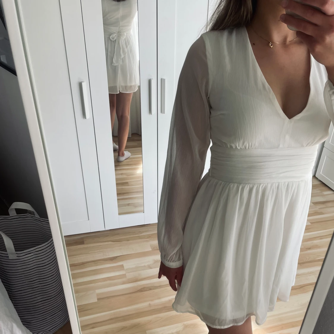 Vit klänning med rosett  - 91