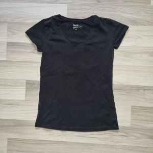 Topp  - Svart topp från basic you.  