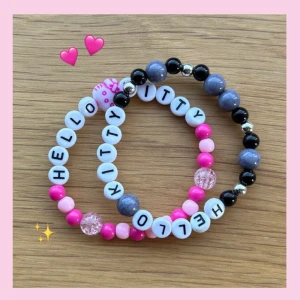 Hello kitty armband 🖤🩷 - Söta handgjorda pärlarmband med text! 40 kr/styck! 🩷 Perfekt att matcha! Båda är gjorda med dubbeltråd för säkerhet! Frakt 18 kr eller via köp nu!