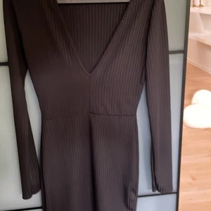 Snygg svart randig klänning - Från prettylittlething, storlek 36, använd några gånger. Väldigt fin medelklänning till ungefär över knäna för mig (155)