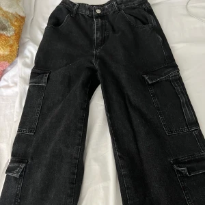 Mörk gråa cargo pants  - Högmidjade cargo pants, bra material då majoriteten av byxorna är bomull, aldrig använda, storlek S, köpta för 300kr från SHEIN och säljer dem för 150kr  midja: 66 cm längd på byxorna: 53 cm