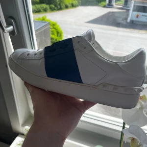 Valentino  - Tjena! Säljer dessa valentino skorna pga att dom inte passa. Finns inte skador eller liknade på dom helt ny skick, allt så som kvitto påse box kommer med vid köp! Hör gärna av er!!😁😁