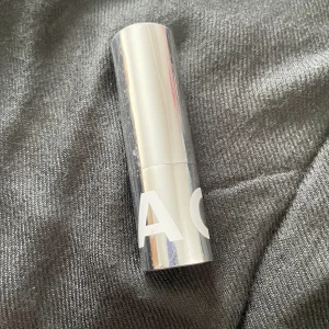 Caia bb-stick  - Säljer pga fel färg, färg 30w Endast swatchad på handen annars helt ny Nypris: 295kr