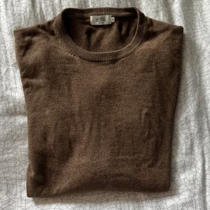 Brun overshirt - Skön overshirt i snygg brun färg, perfekt till linnebyxorna i sommar. 