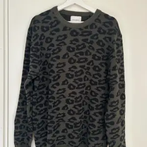 Stickad tröja i leopard-ish-mönster från Vailent. Fint skick! Storlek S (obs herr!), passar dam M/L beroende på önskad passform.