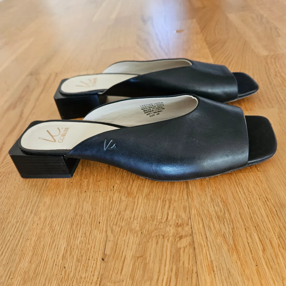 Mycket fina sandaler i äkta skinn från K.Cobler. Använda vid ett tillfälle. Normal i storlek. Nypris 899 kr.. Skor.