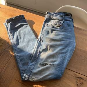 Ett par replay jeans med slitningar köpta för 1800! I använt skick men absolut inga fel på jeansen, storlek W32L34 Anbass! Pris kan diskuteras vid snabb affär!