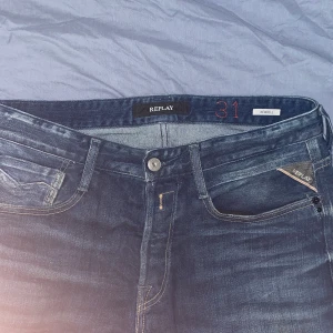 Replay Jeans - Tja säljer nu mina replay jeans som ajg inte använder nå mer. Skicket på dessa jeans är utmärkt skulle säga 9.5/10 och använd ungefär 2 gånger. Jeansen passar till mycket och speciellt till de som gillar grisch stilen🔥💯. Kontakta mig om du har frågor