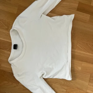 Vit tröja  - Skulle säga att den snarare är medel Köpt för ett tag sedan men är knappt använd  Inga fläckar eller hål  