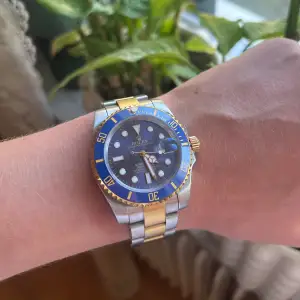 En blå Rolex submarine gold ”smurf” 41mm | Den är aotumatisk och går helt perfekt | Klockans skick utseende mässigt är 10/10 | Inga  eller liknande | Skriv för frågor och funderingar! |