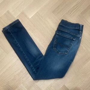Polo Ralph lauren jeans - Hej! Säljer dessa Ralph Lauren Jeans utan några defekter eller märken. Jeansen är i storlek 150/66, tveka inte att höra av dig för frågor och bilder!