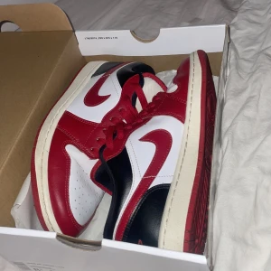 Jordan 1 vita röda svarta - Använda ett fåtal gånger  Lite creasade men det syns knappt