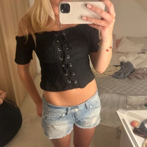 Sjukt snygg topp - Säljer denna snygga topp med snörning 