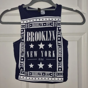 Linne  - Mörkblått linne med tryck från H&M i stl S.