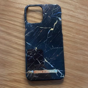 Ideal of Sweden - Ideal of Sweden skal i fint skick! Säljer för 20kr men kan sänka priset vid snabb och smidig affär. Skal till iPhone 12