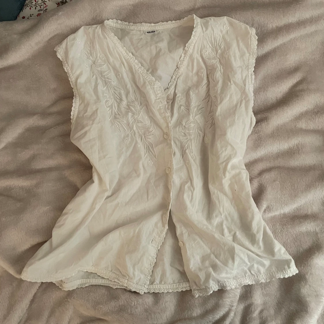 Vit blus med gulligt mönster - 90