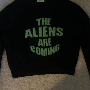 From Future tröja - En svart from Future tröja med grön text i kashmirtröja. Storlek M. Använd fåtal gånger. 