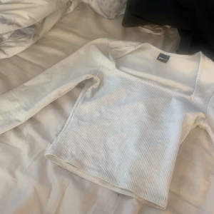 långärmad tröja - säljer nu en tröja från ginatricot då jag vuxit ur den, en fin vår tröja utan skador/fläckar. ord pris 349