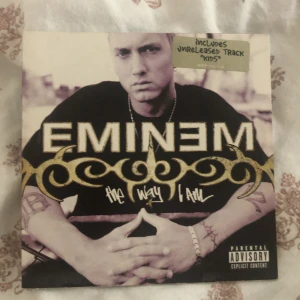 EMINEM CD - Eminem cd som jag fick av min syrra vet ej hur mycket det kostar 😩sprider kan diskuteras!