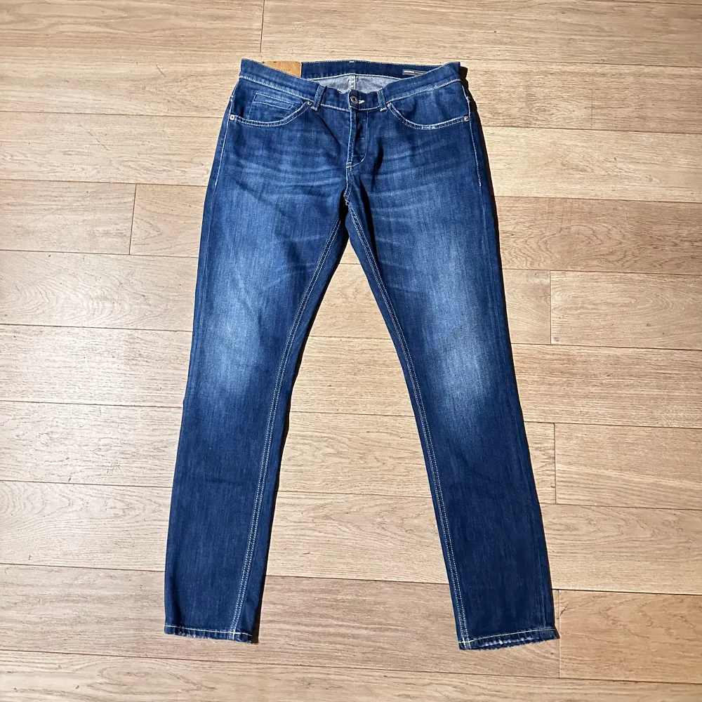 Hej! Säljer dessa snygga dondup jeans i populära modellen George. Jeansen är i storlek 34, men passar som 33. Mycket bra skick, inga defekter! Fraktar eller möts upp i Örgryte🤝. Jeans & Byxor.