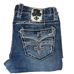Rock Revival jeans Bootcut fit. W34 [Ytterbenslängd 98cm] [Innerbenslängd 70cm] [Midja 46cm] [Benöppning 25cm]