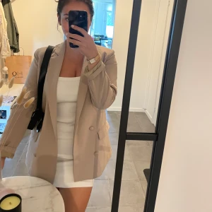 Kavaj från Glamorous - Oversized beige kavaj från Glamorous, storlek 36. Använts fåtal gånger, väldigt fin i skick.