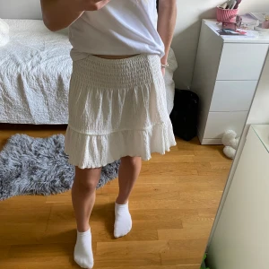Vit volangkjol - Vit volangkjol från ginatricot, knappt använd! Kjolen är i storlek S och köptes förra året. Nypris är 300kr, supersöt nu till sommaren!!