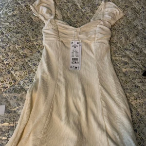 Vit klänning  - Köpt till student men inte riktigt nöjd med hur den sitter. Jag är 153 cm