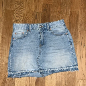 Jeanskjol - Jeans kjol från hm devised. Jättebra skick och säljer för att den inte kommer till användning💞