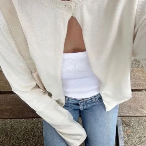 Cardigan - Fin cardigan med en knapp upptill, används få gånger och inga defekter. Passar som både xs och s. 