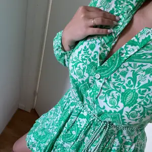 Grön klänning med super snyggt mönster, använts en gång på fest. Nytt skick. Storlek S