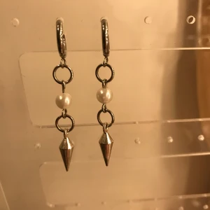 Nit örhängen⚡️  - Säljer dessa skit snygga nit örhängen då de inte kommer till användning⚡️😽