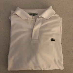 Lacoste pike - Rensar farsans garderob på grejer vi båda växt ur. Passar runt storleken S-M i mycket sparsamt skick. 