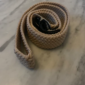 Beige flätat ” grisch ” bälte - Topp skick och aldrig använd. Perfekt till alla er som vill uppa eran klädstil.