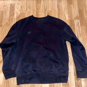 Svart långärmad tröja från H&M - Säljs eftersom den inte används. Bra skick och minimalt använd.   Pris går att diskutera vid snabb affär.