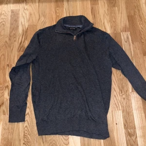 Svart halfzip från Jack & Jones - Säljs eftersom den inte används. Knappt använd sedan köp.   Ny pris: 500kr Pris går att diskutera vid snabb affär