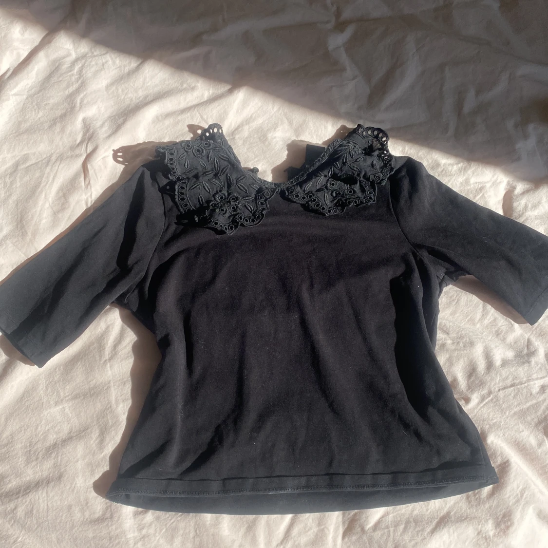 Svart t shirt/blus med detaljer