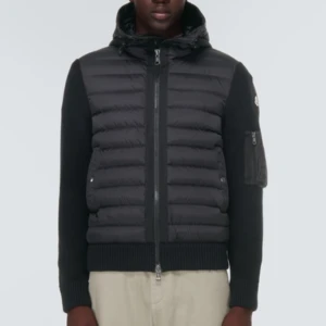 Moncler Cardigan  - Passar även nån som har St S, ungefär 7-8 månader gammal.