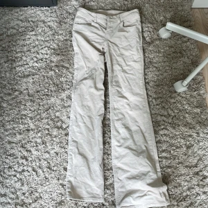 Jeans  - Säljer dessa låg midjade jeans för de är för små. Bra skick, använda några gånger. De är beiga och vita.