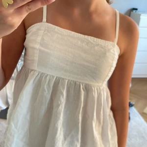 Topp - Vit linnetopp med justerbaraband. Använder inte ofta så säljer därför. 