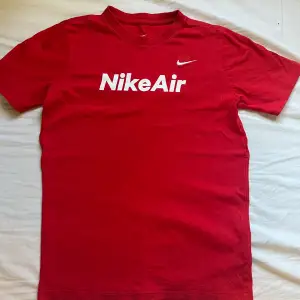 Denna coola t-shirt från Nike passar perfekt nu till sommaren när du vill ha lite färg🏖️  Inga defekter