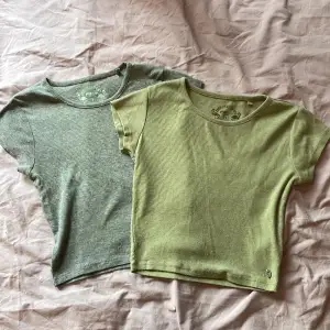 Två t-shirts från new yorker i använt skick. Den gröna är i stl. xs, den grå s🫶🏻 en för 20 eller båda för 30